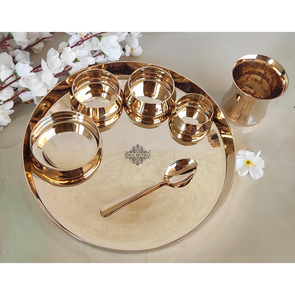 Serve your Indian Cusine in this elegant traditional Dinnerset. This is a set of centerpiece dinnerware for Indian food.