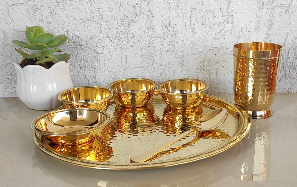 With this dinner set, your Indian style dining experience goes several notches up.